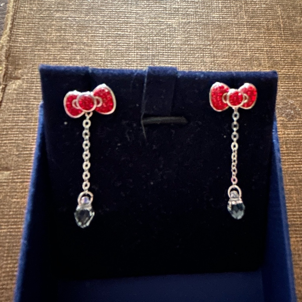Swarovski 1097204 Hello
Kitty Red Bow Pierced
Earrings
DISCONTINUED